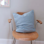 Hør pudevår fra Linge Particulier i blå Scandinave farve, 50x50 cm, blød og elegant til sofa eller seng.