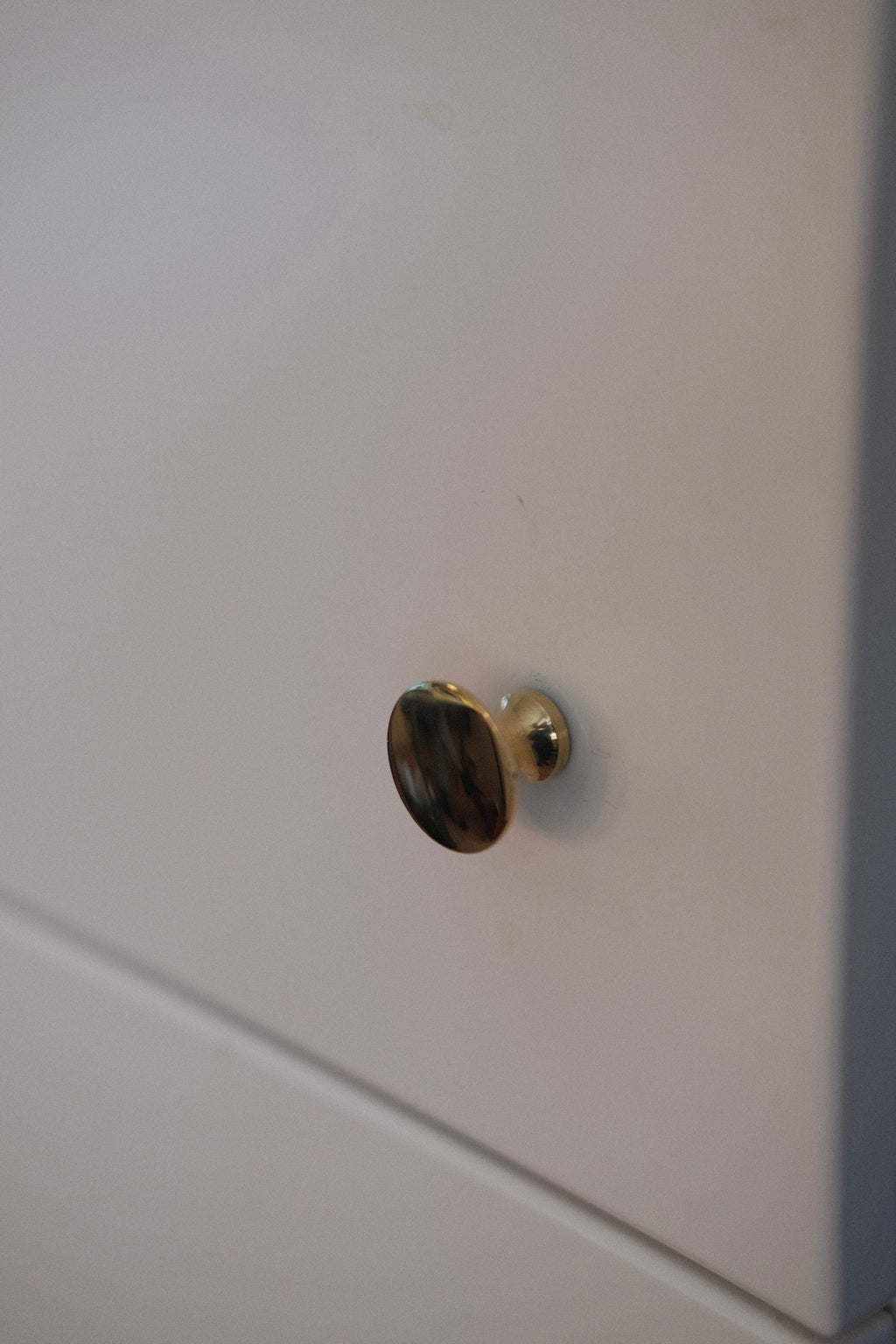 Messing møbelknop fra DORA KNAGER, 24 mm greb til møbler, glat overflade og rund form.