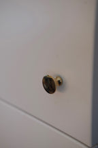 Messing møbelknop fra DORA KNAGER, 24 mm greb til møbler, glat overflade og rund form.