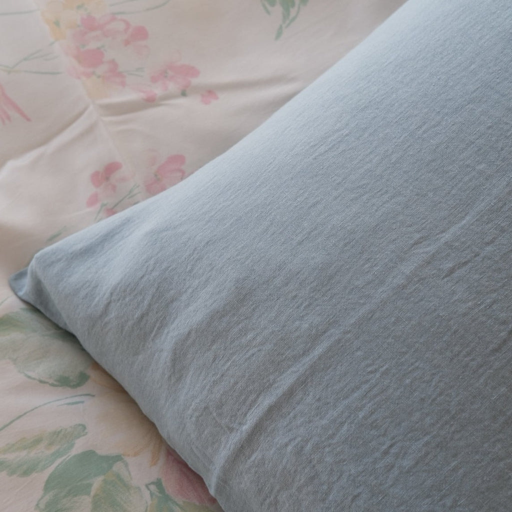 Blå hørpude fra Linge Particulier, 50x70 cm, med elegant og naturligt tekstureret stof til hjemmet.