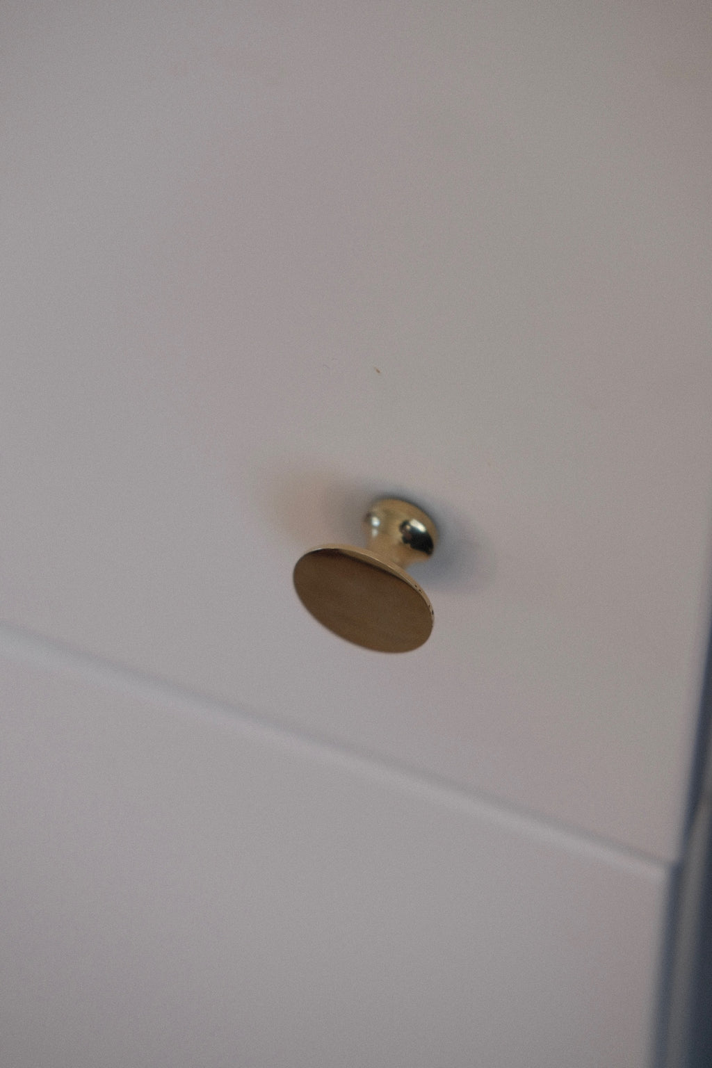 Messing møbelknop fra DORA KNAGER, 24 mm greb til skabe eller skuffer, enkelt og elegant design.