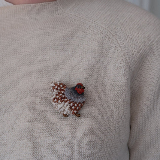 Hand-embroidered brooch • Hen