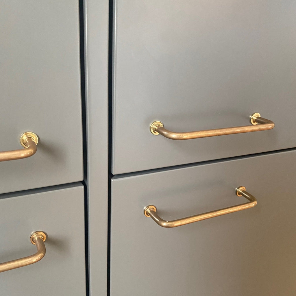 Hanger handle • Brass • 128 mm • Round foot disc