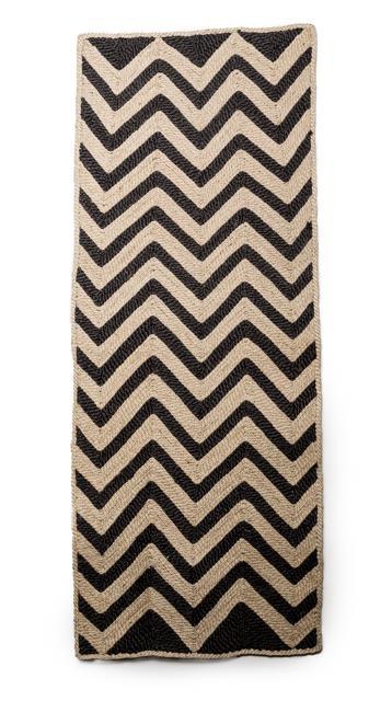 Sort gulvtæppe med chevron-mønster fra Maison Bengal, 46 x 120 cm, blødt og stilfuldt til hjemmet