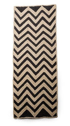 Sort gulvtæppe med chevron-mønster fra Maison Bengal, 46 x 120 cm, blødt og stilfuldt til hjemmet