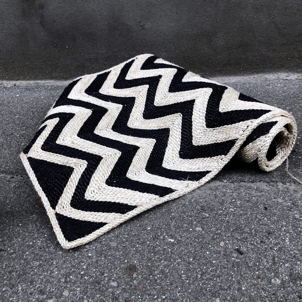 Sort gulvtæppe fra Maison Bengal med chevron-mønster, måler 46 x 120 cm, blødt og stilfuldt til hjemmet.