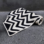Sort gulvtæppe fra Maison Bengal med chevron-mønster, måler 46 x 120 cm, blødt og stilfuldt til hjemmet.