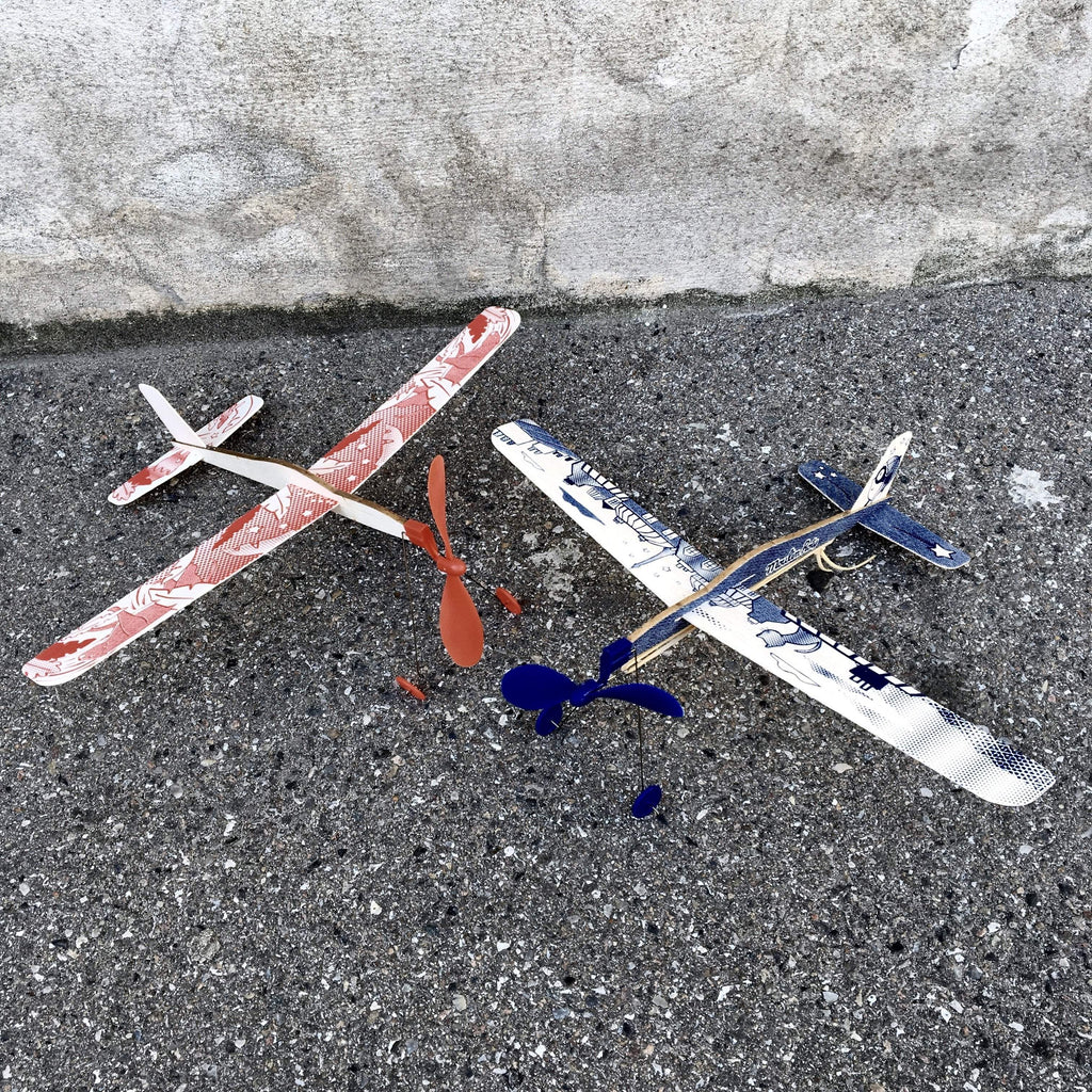 Moulin Roty legetøj svævefly med farverige detaljer og blødt materiale, perfekt til børns leg og fantasi.