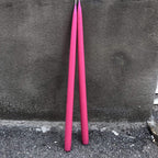 Cerise hand-dipped stearinlys by Kunstindustrien, 45 cm tall, showing the vibrant color and smooth wax surface.