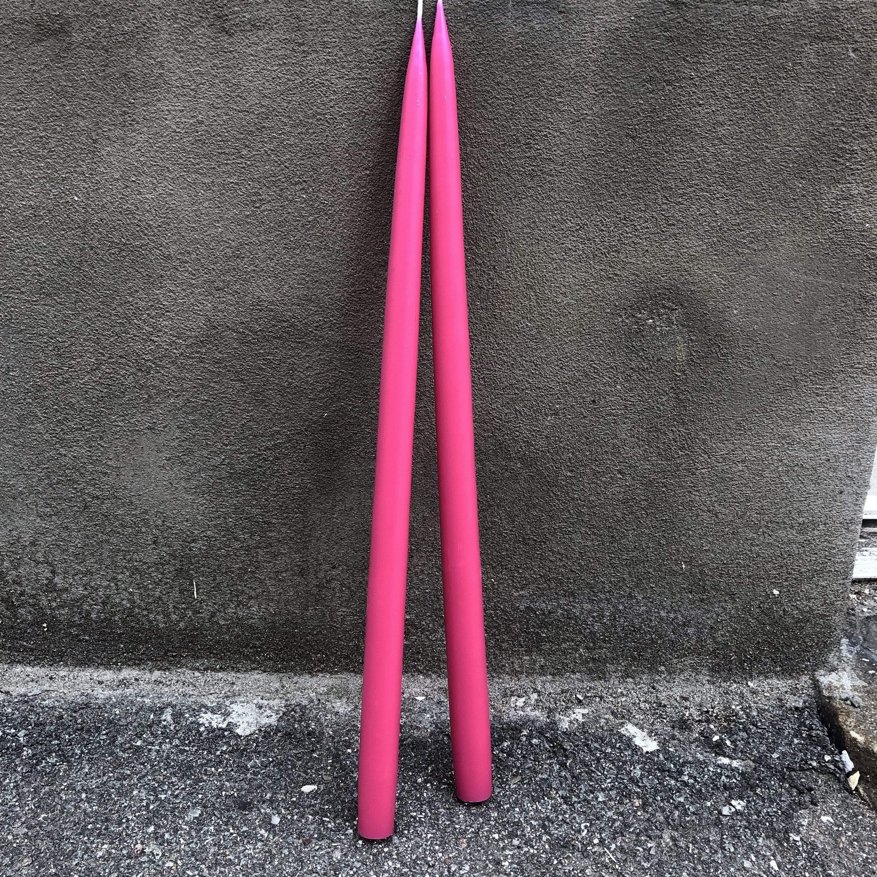 Cerise hand-dipped stearinlys by Kunstindustrien, 45 cm tall, showing the vibrant color and smooth wax surface.