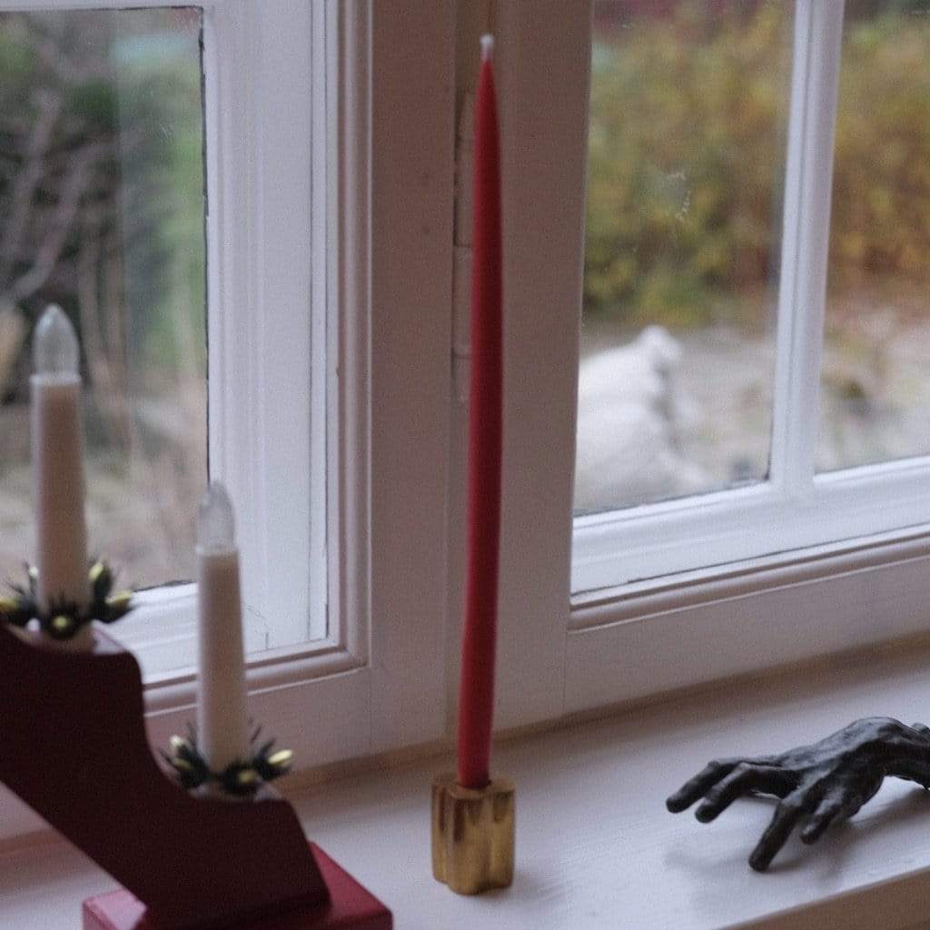 Set of four dark red hand-dipped stearinlys, 28 cm tall, from Kunstindustrien, displayed in a natural arrangement.